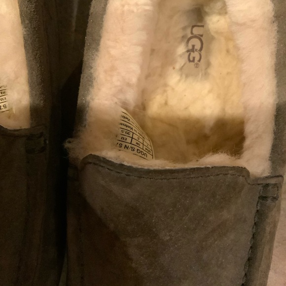 UGG men’s slippers. Size 7 - Picture 3 of 5